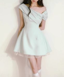 Mint green one-line side-shoulder dress for women in summer, niche design unique and beautiful waist-pinching skirt
