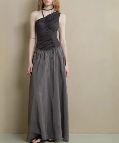 Original irregular splicing contrasting color pleated design feels slanted shoulder sleeveless dress