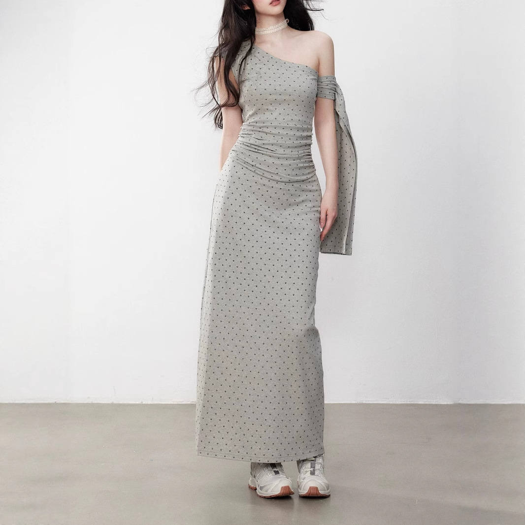 Yuzhi high-end gray off-shoulder dress with pleated waist slim temperament slanted shoulder knitted long skirt summer - Image 2