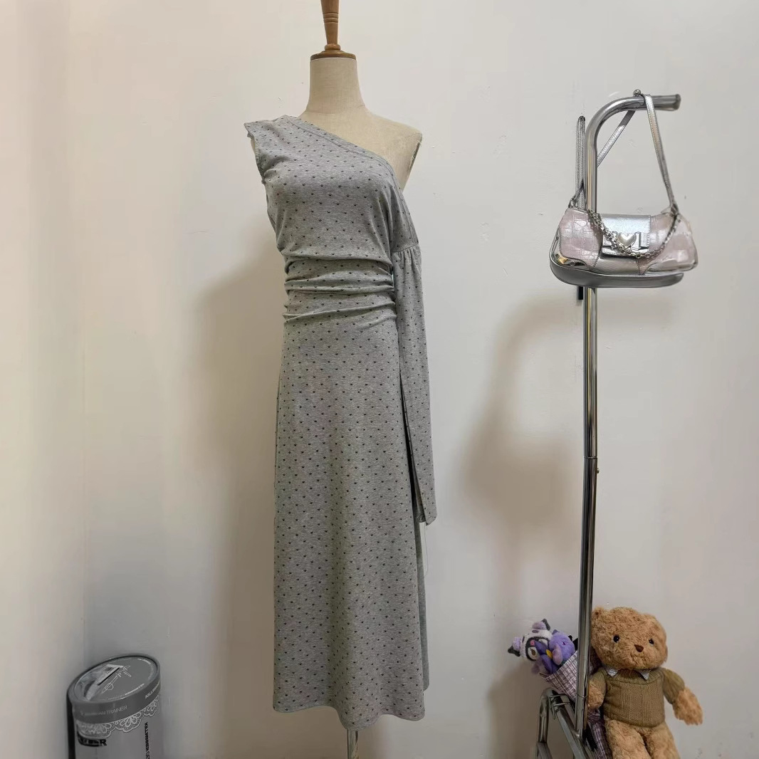 Yuzhi high-end gray off-shoulder dress with pleated waist slim temperament slanted shoulder knitted long skirt summer - Image 3