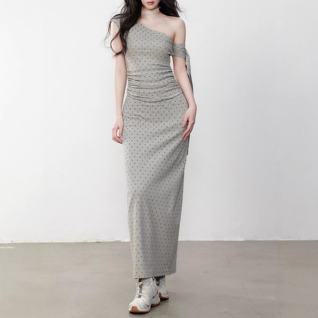 Yuzhi high-end gray off-shoulder dress with pleated waist slim temperament slanted shoulder knitted long skirt summer - Image 5