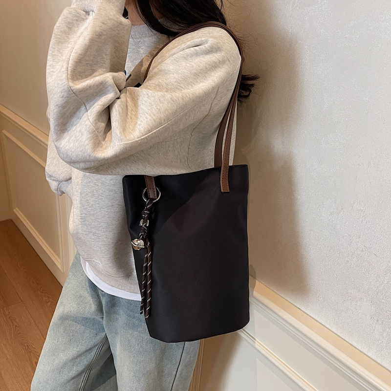 Work commuting large capacity tote bag for women in spring and summer retro high-end fashion casual shoulder bag - Image 2