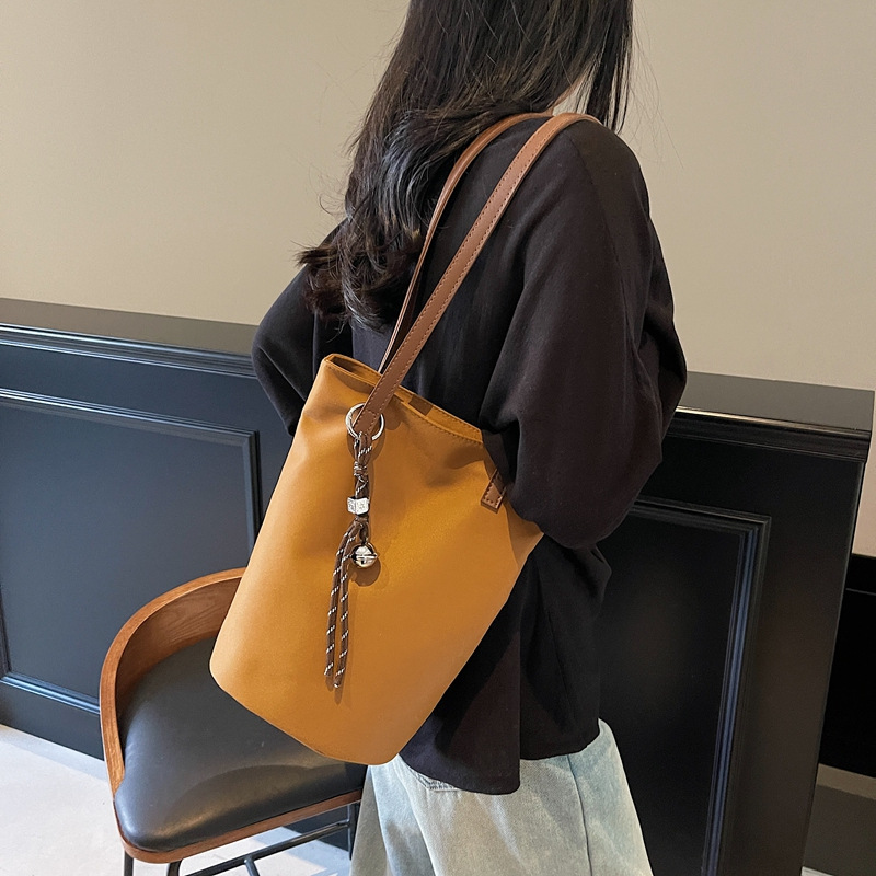 Work commuting large capacity tote bag for women in spring and summer retro high-end fashion casual shoulder bag - Image 3