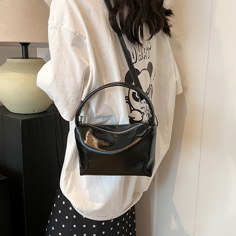 Small handbags for women, fashionable simple crossbody bags, niche and versatile commuter underarm bags - Image 4