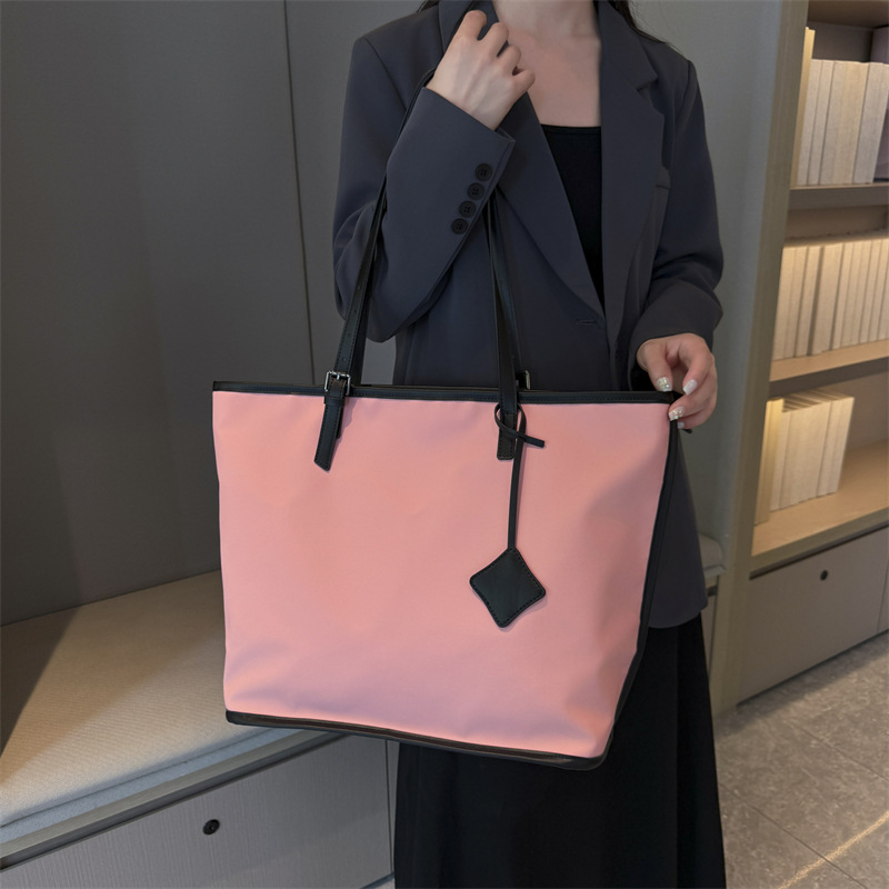 Spring and summer solid color fashion ladies one-shoulder underarm bag large capacity oblique span high-quality texture commuting tote bag
