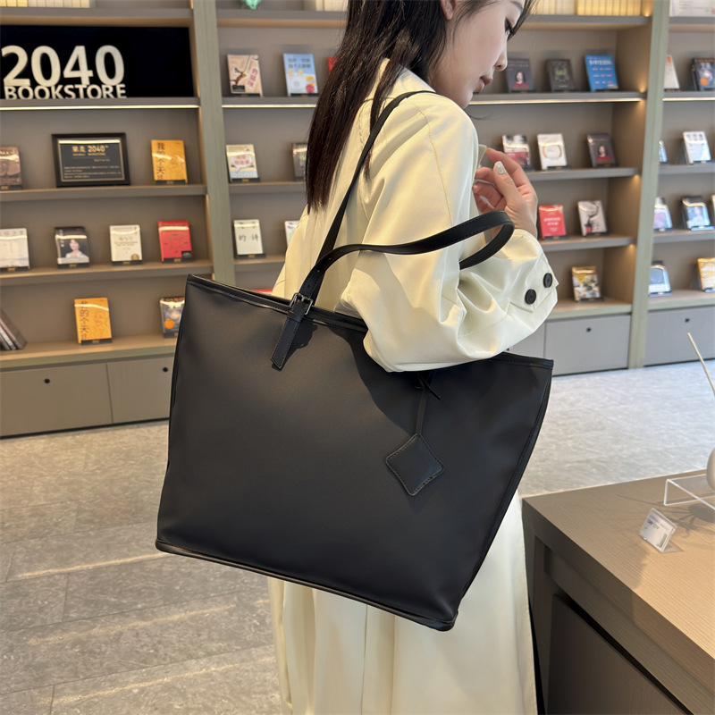 Spring and summer solid color fashion ladies one-shoulder underarm bag large capacity oblique span high-quality texture commuting tote bag - Image 2