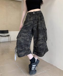 Real shot of American retro camouflage denim cropped pants for women in summer hot girls high waist loose work shorts