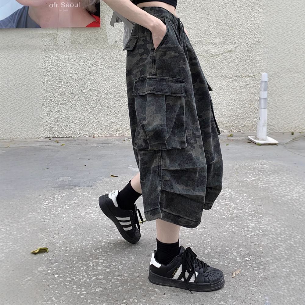 Real shot of American retro camouflage denim cropped pants for women in summer hot girls high waist loose work shorts - Image 2