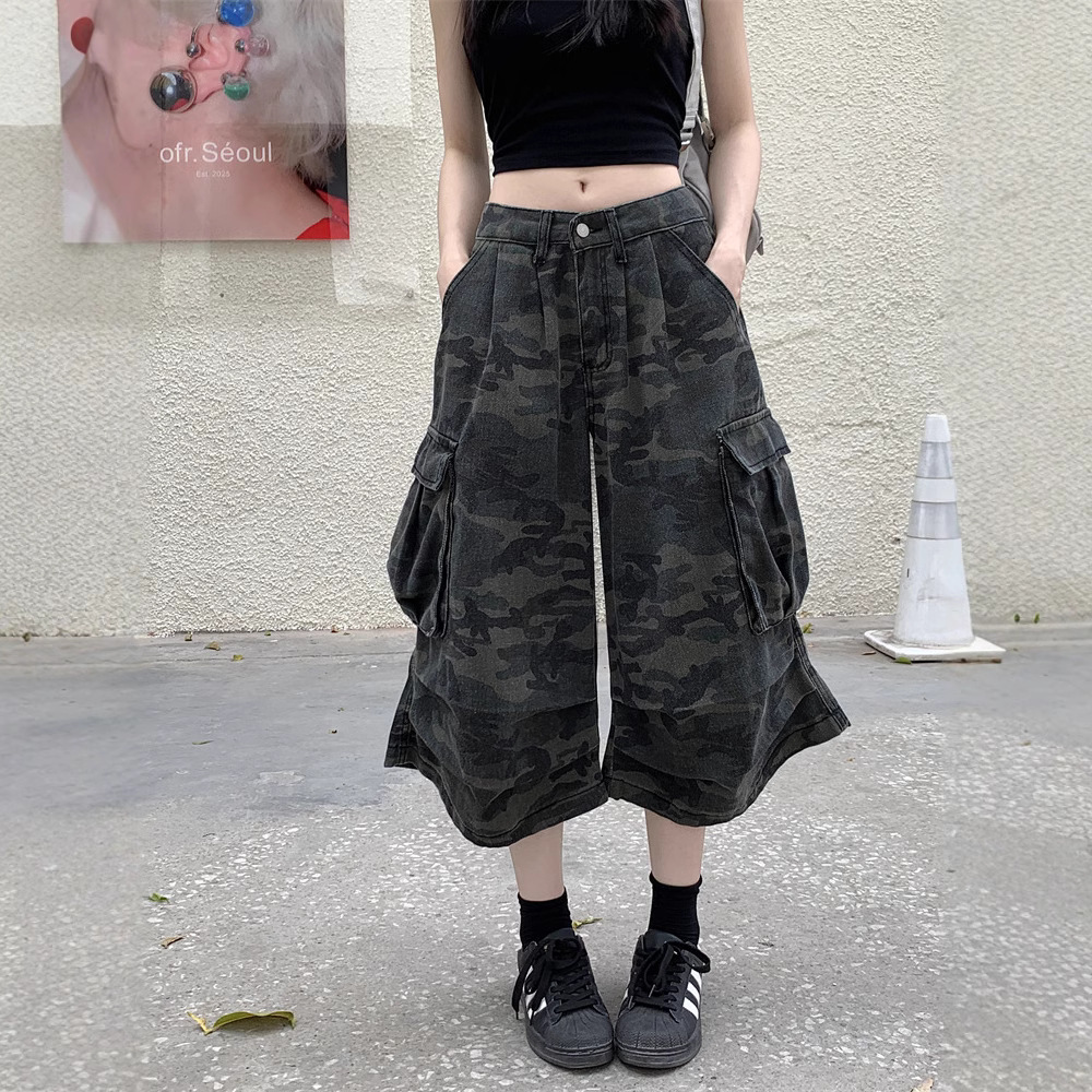 Real shot of American retro camouflage denim cropped pants for women in summer hot girls high waist loose work shorts - Image 3