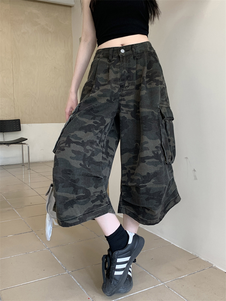 Real shot of American retro camouflage denim cropped pants for women in summer hot girls high waist loose work shorts - Image 7