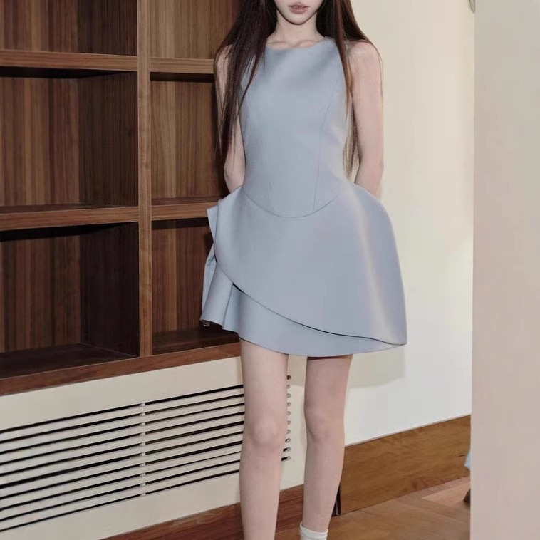 /Irregularly cut sleeveless dress with flower bud skirt with waist-hugging short skirt for women - Image 5