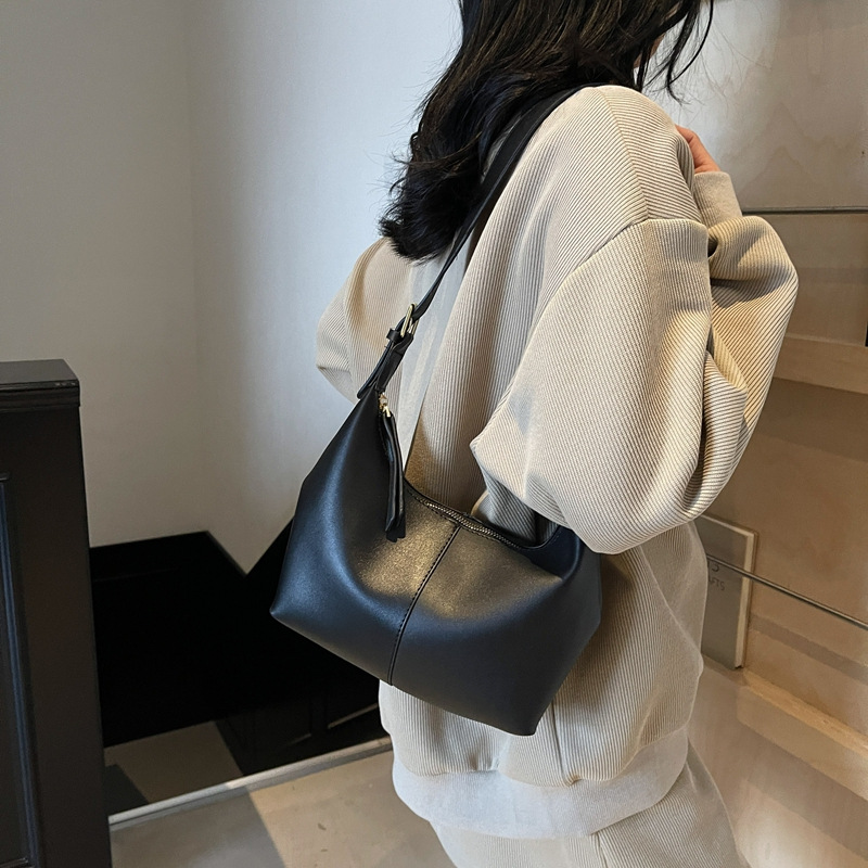 Fashionable and versatile niche design one-shoulder crossbody bag women's bag simple soft leather dumpling bag underarm bag - Image 4