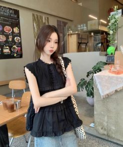 Real shot of Korean sweet age-reducing lace flying sleeve shirt for women with niche pleated top