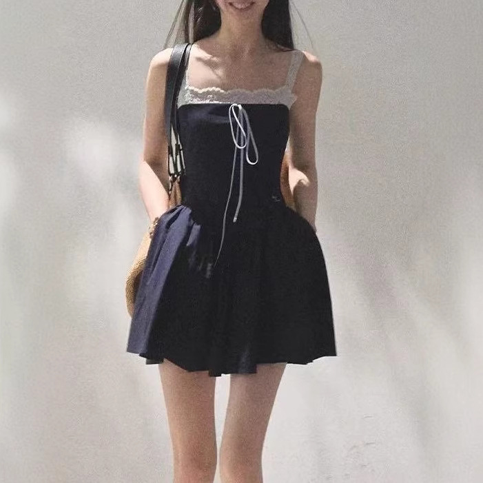 *Flowing authenticity, two-piece slim and slim suspender dress - Image 5