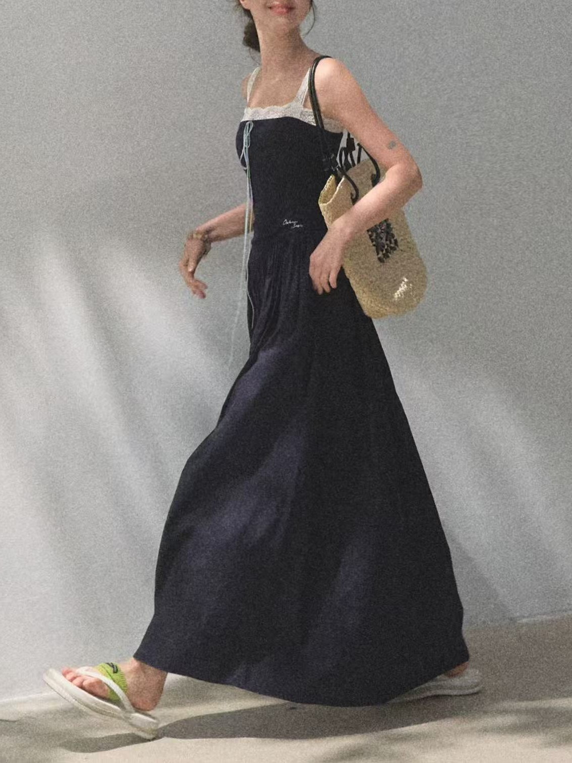 *Flowing authenticity, two-piece slim and slim suspender dress - Image 7