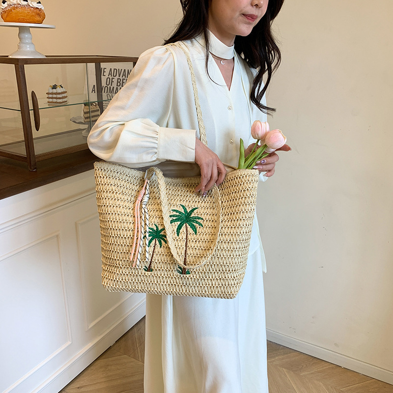 Japanese hand-woven bags, seaside vacation shoulder bags, large capacity tote bags, beach straw woven bags - Image 3
