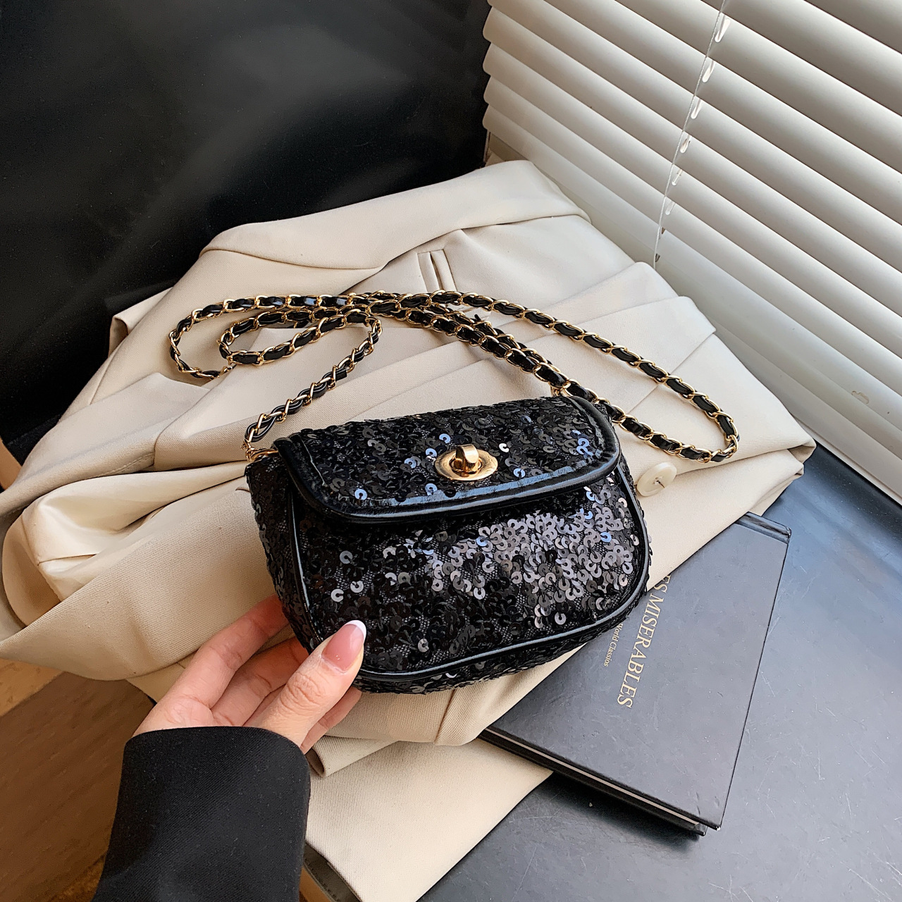 Summer high-end commuting niche mobile phone crossbody small bag women silver sequin chain small square bag - Image 6