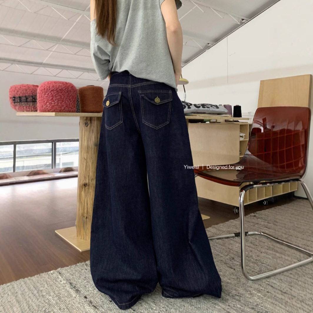 Real-life photo of loose and slimming water washing blue-padded floor jeans for women casual and versatile wide-leg pants