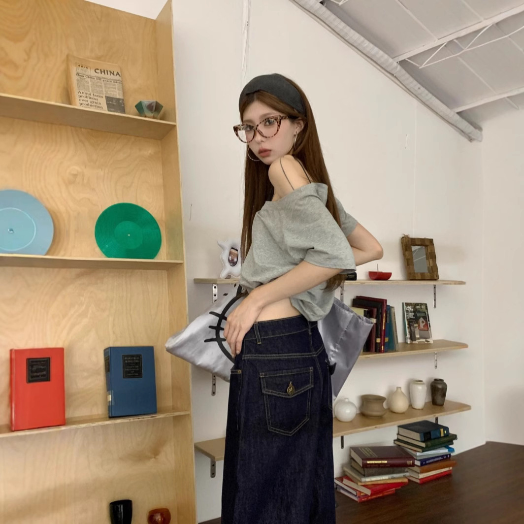 Real-life photo of loose and slimming water washing blue-padded floor jeans for women casual and versatile wide-leg pants - Image 4