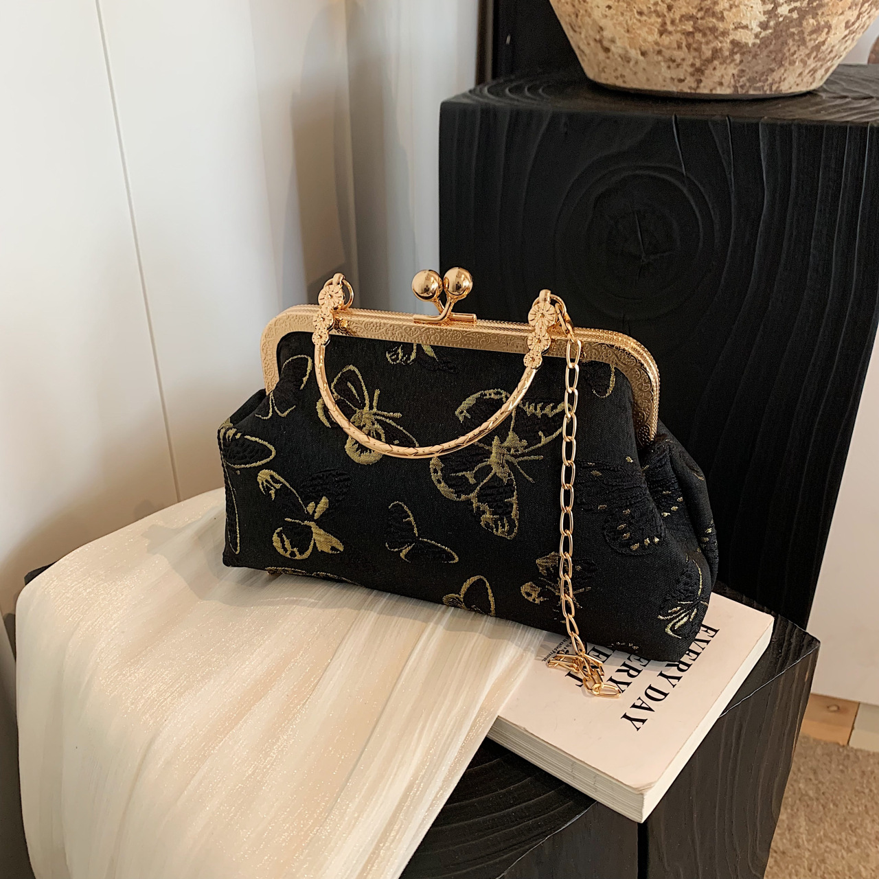 New Chinese style simple and elegant Hanfu cheongsam niche and niche fashion versatile one-shoulder crossbody pearl handheld ancient style light luxury bag - Image 11
