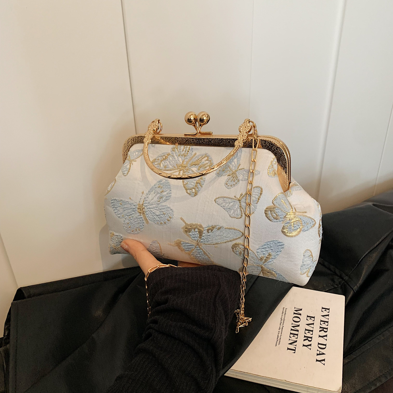 New Chinese style simple and elegant Hanfu cheongsam niche and niche fashion versatile one-shoulder crossbody pearl handheld ancient style light luxury bag - Image 12