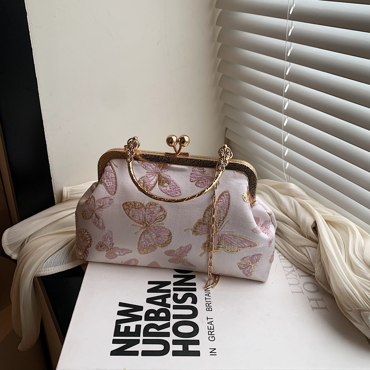 New Chinese style simple and elegant Hanfu cheongsam niche and niche fashion versatile one-shoulder crossbody pearl handheld ancient style light luxury bag - Image 7