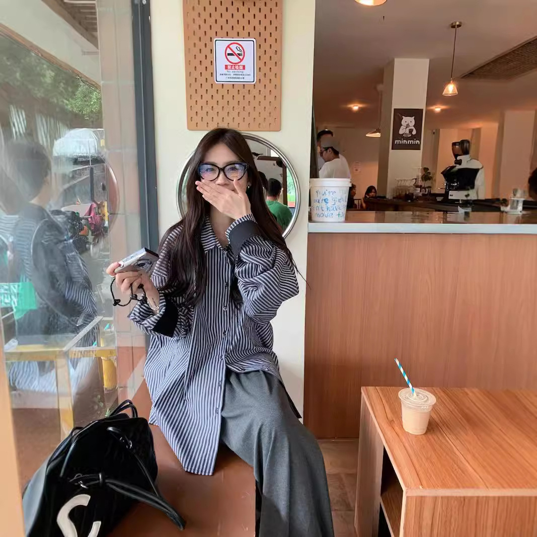 Real photo of casual and versatile striped pocket shirt for women in autumn silhouette splicing contrast color long-sleeved cardigan top - Image 3