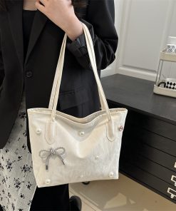 Textured large capacity bag for female college students in class shoulder bag niche design sense commuter tote bag