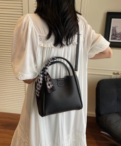 High-quality crossbody bag Simple and versatile handbag Niche design crossbody bag Fashion commuter crossbody bag