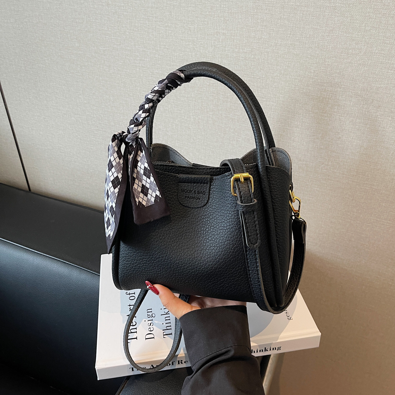 High-quality crossbody bag Simple and versatile handbag Niche design crossbody bag Fashion commuter crossbody bag - Image 12