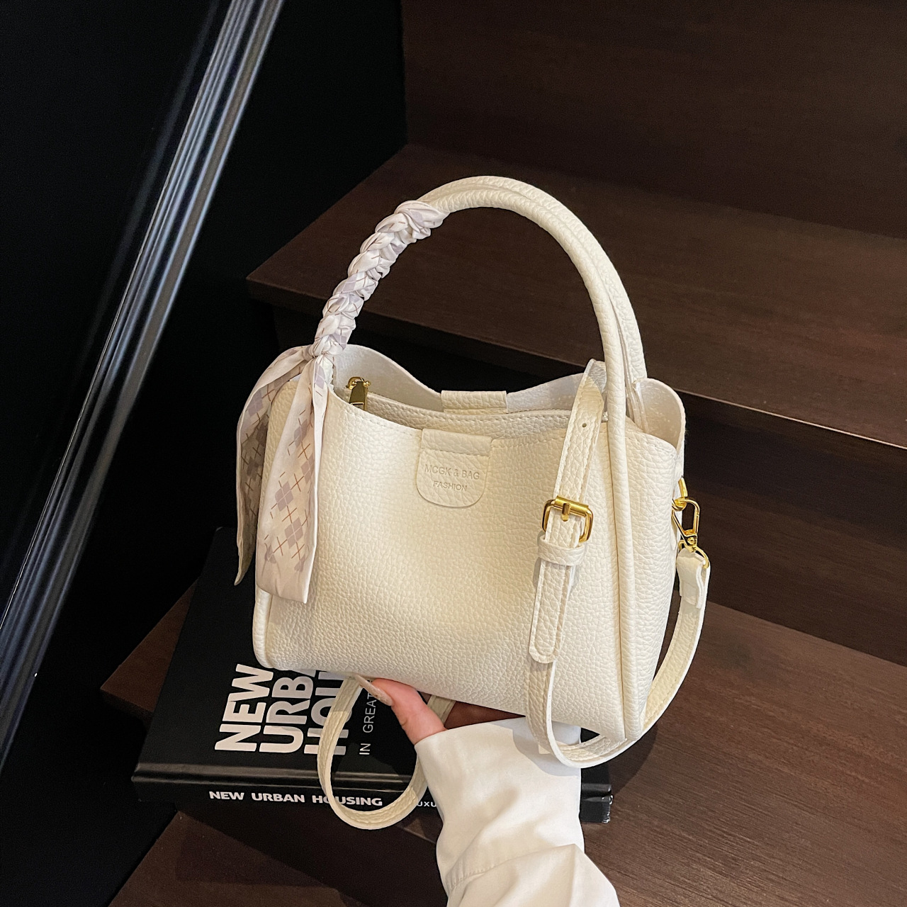 High-quality crossbody bag Simple and versatile handbag Niche design crossbody bag Fashion commuter crossbody bag - Image 6