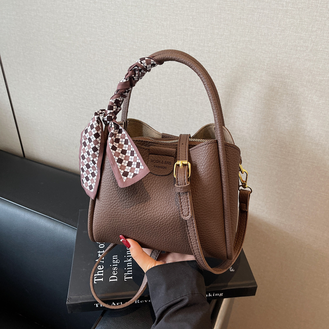 High-quality crossbody bag Simple and versatile handbag Niche design crossbody bag Fashion commuter crossbody bag - Image 8