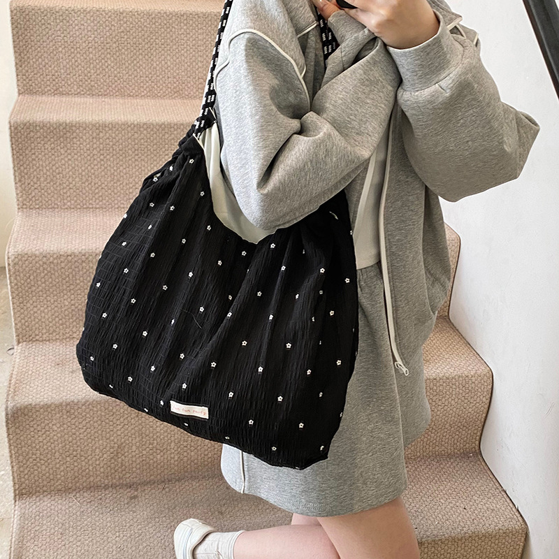 Summer mesh drawstring bag large capacity chiffon shoulder bag fresh little flower fairy vacation bag women commuting bag - Image 3