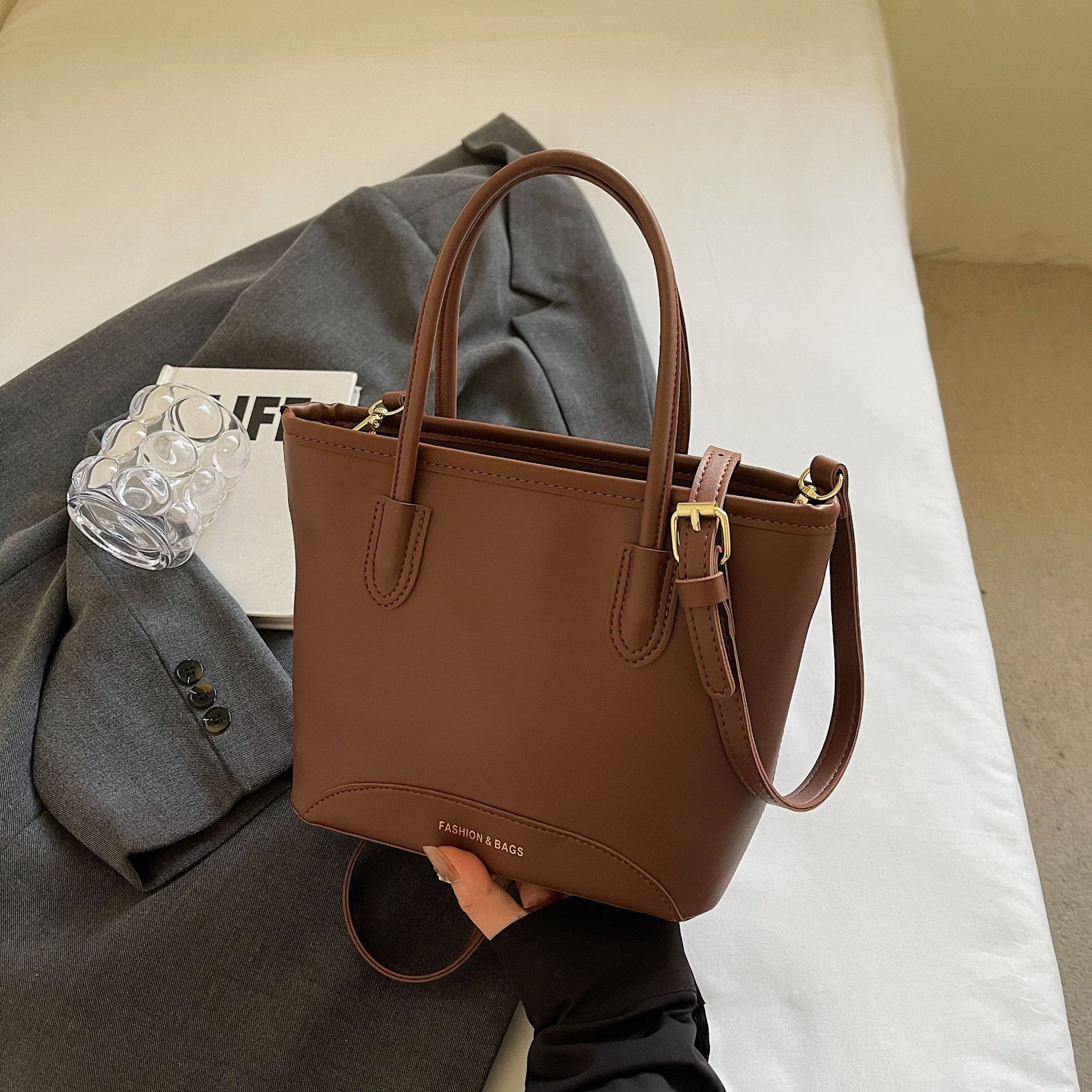 Contrasting color versatile hand-held bucket bag for women's spring simple and high-end niche one-shoulder crossbody bag - Image 13