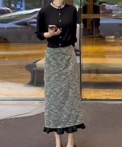 Early autumn outfits a complete set of women's salt-style light-mature black knitted tops spliced ​​skirts and temperament two-piece suit