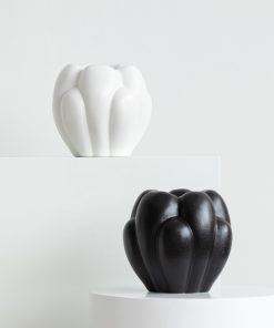 Black and white simple wind and cloud bubbles, vase ornaments, home light luxury soft decoration ornaments